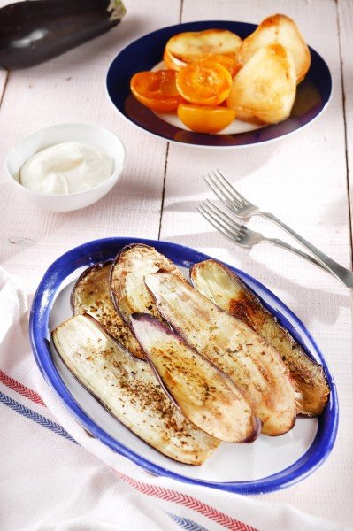 sült padlizsán és gyümölcsök