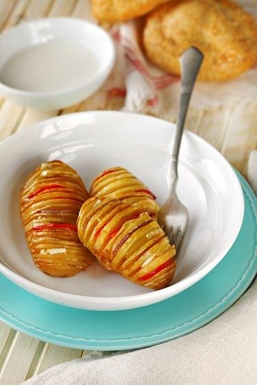 Töltött Hasselback burgonya fűszeres túróval 